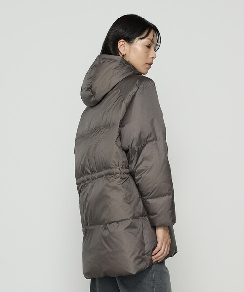 COMME CA(コムサ)の「ライトナイロンタフタ フード付きダウンコート(ダウンジャケット/コート・レディース・チャコール/キャメル/ブルー系その他・9号/11号)」の13枚目の写真