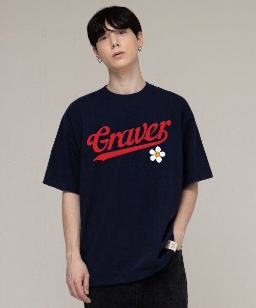 GRAVER（グレーバー）の「[UNISEX]ベースボールのロゴフラワースマイルバンファルティ_ネイビー（Tシャツ/カットソー・レディース・ネイビー・LARGE/MEDIUM/SMALL/X-LARGE）」の2枚目の写真