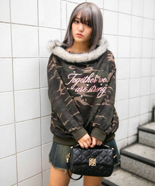 GORGE(ゴージ)の「《ファー付×バックロゴ》裏起毛スウェットワンショルプルオーバー(スウェット・レディース・スミクロ/カモフラージュ/グレー・F)」の3枚目の写真