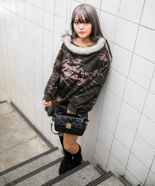 GORGE(ゴージ)の「《ファー付×バックロゴ》裏起毛スウェットワンショルプルオーバー(スウェット・レディース・スミクロ/カモフラージュ/グレー・F)」の4枚目の写真
