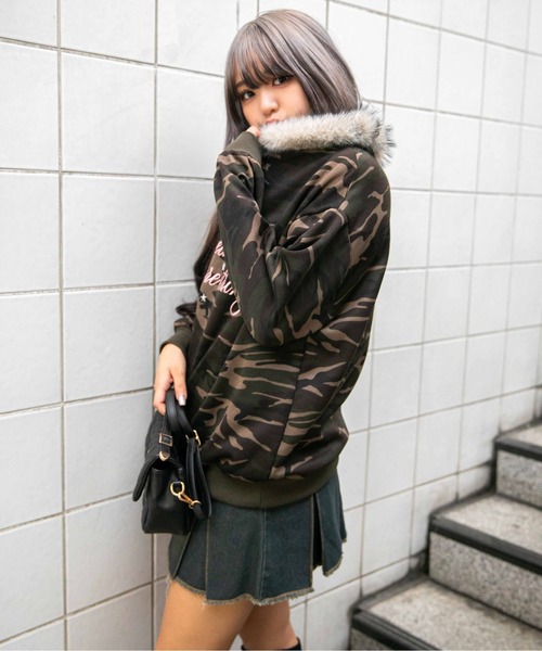 GORGE(ゴージ)の「《ファー付×バックロゴ》裏起毛スウェットワンショルプルオーバー(スウェット・レディース・スミクロ/カモフラージュ/グレー・F)」の5枚目の写真