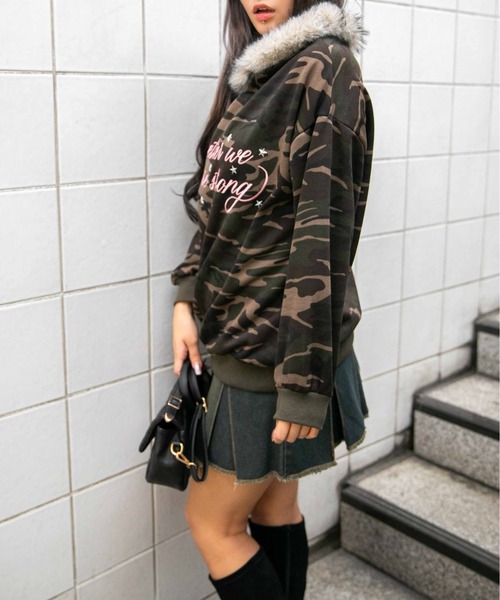 GORGE(ゴージ)の「《ファー付×バックロゴ》裏起毛スウェットワンショルプルオーバー(スウェット・レディース・スミクロ/カモフラージュ/グレー・F)」の6枚目の写真