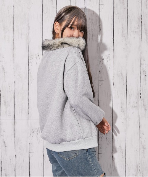 GORGE(ゴージ)の「《ファー付×バックロゴ》裏起毛スウェットワンショルプルオーバー(スウェット・レディース・スミクロ/カモフラージュ/グレー・F)」の12枚目の写真