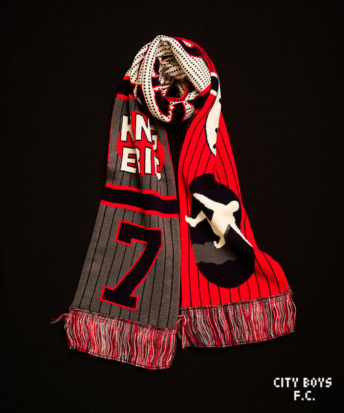 417 EDIFICE（フォーワンセブンエディフィス）の「【CITY BOYS FC / シティボーイズFC】417別注 bad boy Scarf（マフラー・メンズ・ブラック/レッド/ブルー・FREE）」の3枚目の写真