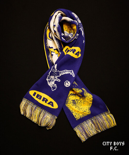 417 EDIFICE（フォーワンセブンエディフィス）の「【CITY BOYS FC / シティボーイズFC】417別注 bad boy Scarf（マフラー・メンズ・ブラック/レッド/ブルー・FREE）」の2枚目の写真