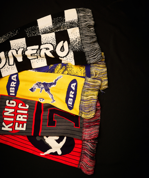 417 EDIFICE（フォーワンセブンエディフィス）の「【CITY BOYS FC / シティボーイズFC】417別注 bad boy Scarf（マフラー・メンズ・ブラック/レッド/ブルー・FREE）」の4枚目の写真