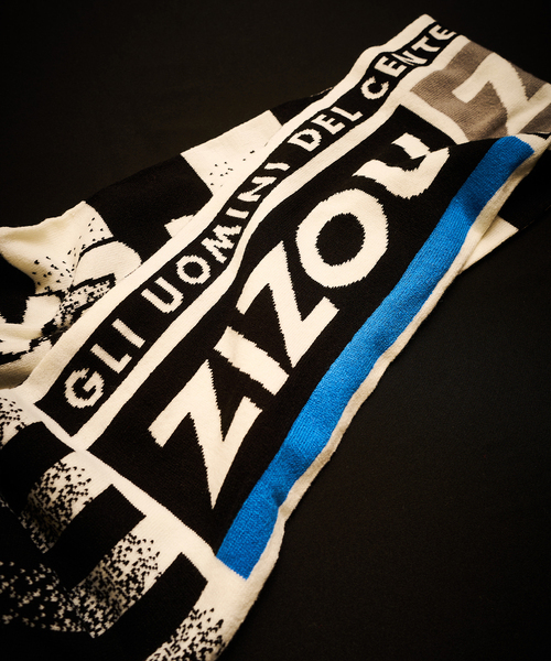 417 EDIFICE（フォーワンセブンエディフィス）の「【CITY BOYS FC / シティボーイズFC】417別注 bad boy Scarf（マフラー・メンズ・ブラック/レッド/ブルー・FREE）」の6枚目の写真