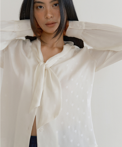 LUCIR ZU（ルシールズ）の「Silken Scarf Blouse (dot cream)（シャツ/ブラウス・レディース・その他・FREE）」の3枚目の写真