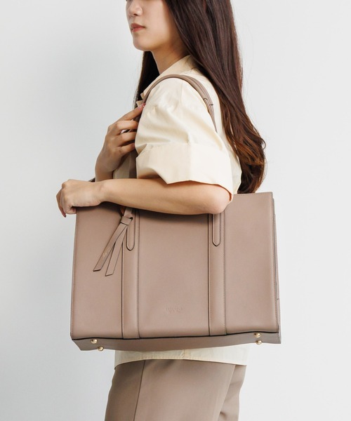 Jewelna Rose(ジュエルナローズ)の「フィンリー レザートート A4/13.3インチPC収納 65591(トートバッグ・レディース・ブラック/グレイッシュベージュ・FREE)」の2枚目の写真
