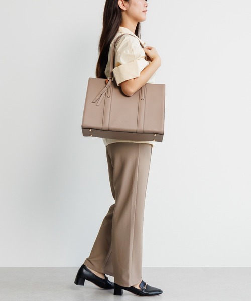 Jewelna Rose(ジュエルナローズ)の「フィンリー レザートート A4/13.3インチPC収納 65591(トートバッグ・レディース・ブラック/グレイッシュベージュ・FREE)」の7枚目の写真