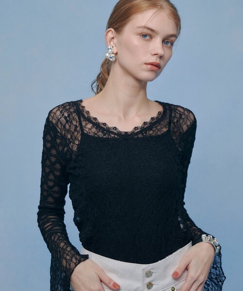 LOULOU WILLOUGHBY(ルルウィルビー)の「【LOULOU WILLOUGHBY】ベルスリーブレースプルオーバー(Tシャツ/カットソー・レディース・ブラック/オフホワイト・2)」の1枚目の写真