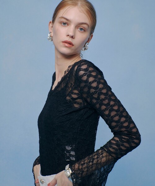 LOULOU WILLOUGHBY(ルルウィルビー)の「【LOULOU WILLOUGHBY】ベルスリーブレースプルオーバー(Tシャツ/カットソー・レディース・ブラック/オフホワイト・2)」の12枚目の写真