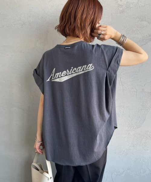 AMERICANA（アメリカーナ）の「【WEB先行予約】[Americana/アメリカーナ] 別注 Americana バックロゴ ラウンドヘムプリントTシャツ（Tシャツ/カットソー・レディース・ブラウン/ホワイト/スミクロ・ONE SIZE）」の2枚目の写真