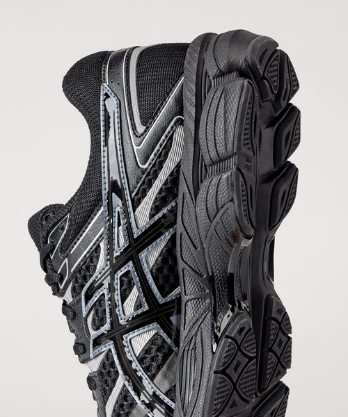 ASICS（アシックス）の「GEL-CUMULUS 16 / ゲルキュムラス 16（スニーカー・メンズ・ブラック×シルバー・26.5/26/29/23.5/27/24/28.5/29.5/25.5/25/23/28/27.5/24.5）」の2枚目の写真