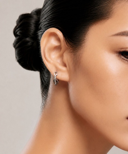 Lyvi（ライビィ）の「Contour Mini Hoop Pierce / 金属アレルギー対応（ピアス（両耳用）・レディース・シルバー/ゴールド・FREE）」の2枚目の写真