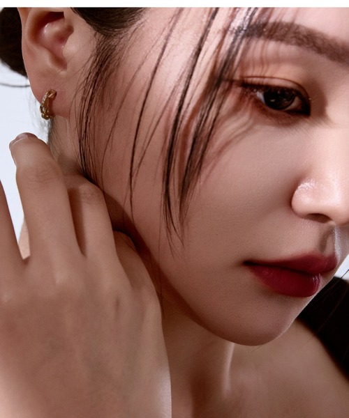 Lyvi（ライビィ）の「Contour Mini Hoop Pierce / 金属アレルギー対応（ピアス（両耳用）・レディース・シルバー/ゴールド・FREE）」の16枚目の写真