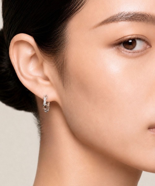 Lyvi（ライビィ）の「Contour Mini Hoop Pierce / 金属アレルギー対応（ピアス（両耳用）・レディース・シルバー/ゴールド・FREE）」の3枚目の写真