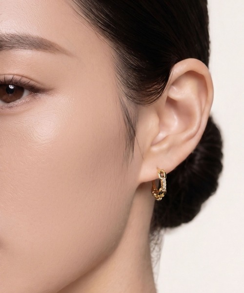 Lyvi（ライビィ）の「Contour Mini Hoop Pierce / 金属アレルギー対応（ピアス（両耳用）・レディース・シルバー/ゴールド・FREE）」の4枚目の写真