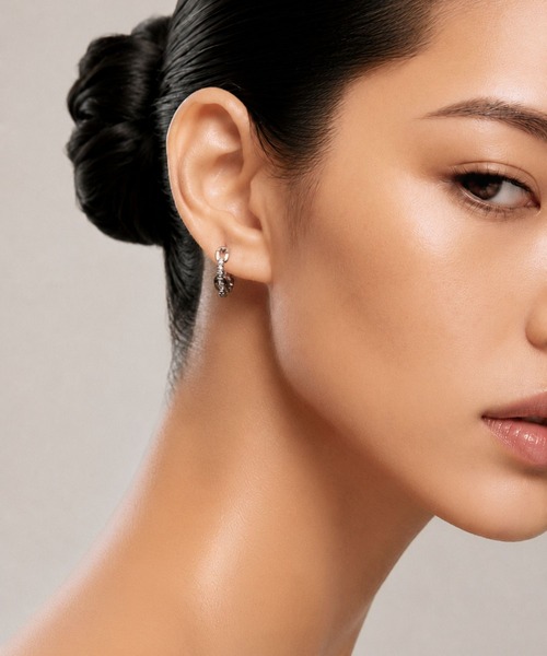 Lyvi（ライビィ）の「Contour Mini Hoop Pierce / 金属アレルギー対応（ピアス（両耳用）・レディース・シルバー/ゴールド・FREE）」の8枚目の写真