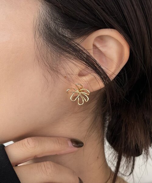 CAPRICIEUX LE'MAGE(カプリシューレマージュ)の「〈GOLDY/ゴールディ〉ワイヤーフラワーピアス(ネックレス・レディース・シルバー/ゴールド・FREE)」の2枚目の写真