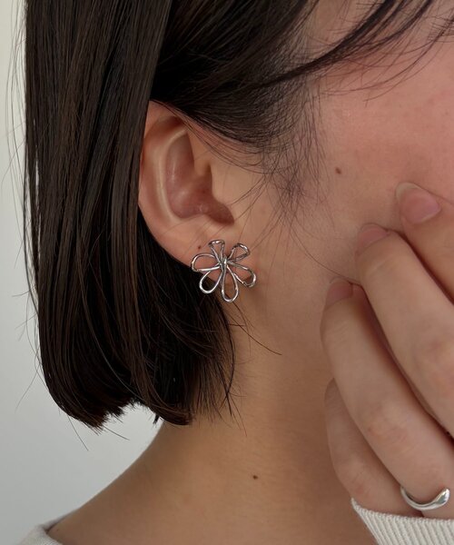 CAPRICIEUX LE'MAGE(カプリシューレマージュ)の「〈GOLDY/ゴールディ〉ワイヤーフラワーピアス(ネックレス・レディース・シルバー/ゴールド・FREE)」の3枚目の写真