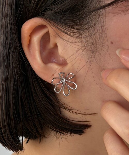 CAPRICIEUX LE'MAGE(カプリシューレマージュ)の「〈GOLDY/ゴールディ〉ワイヤーフラワーピアス(ネックレス・レディース・シルバー/ゴールド・FREE)」の4枚目の写真