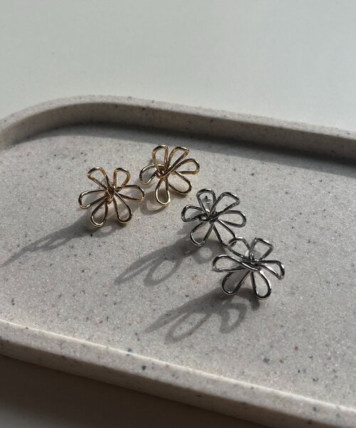 CAPRICIEUX LE'MAGE(カプリシューレマージュ)の「〈GOLDY/ゴールディ〉ワイヤーフラワーピアス(ネックレス・レディース・シルバー/ゴールド・FREE)」の5枚目の写真