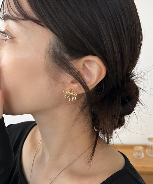 CAPRICIEUX LE'MAGE(カプリシューレマージュ)の「〈GOLDY/ゴールディ〉ワイヤーフラワーピアス(ネックレス・レディース・シルバー/ゴールド・FREE)」の6枚目の写真