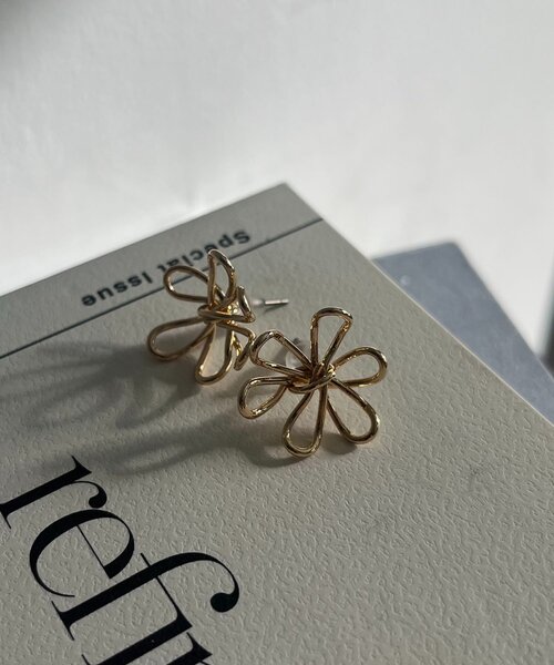 CAPRICIEUX LE'MAGE(カプリシューレマージュ)の「〈GOLDY/ゴールディ〉ワイヤーフラワーピアス(ネックレス・レディース・シルバー/ゴールド・FREE)」の7枚目の写真