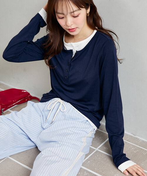 PUBLUX(パブリュクス)の「PUBLUX/パブリュクス ヘンリーネック レイヤード ロンT 限定展開(Tシャツ/カットソー・レディース・オフホワイト/グレー/ネイビー/チャコールグレー・フリ-)」の4枚目の写真