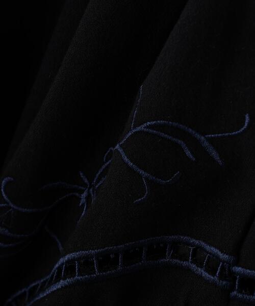 AULA AILA（アウラアイラ）の「AULA AILA/アウラアイラ/CUTWORK EMBROIDERED PANTS（その他パンツ・レディース・グレー/ブラック・0）」の4枚目の写真