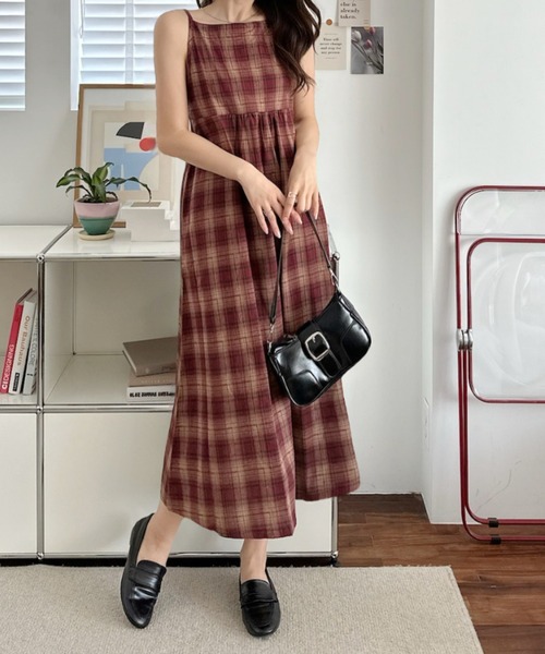 umune(ウムネ)の「キャミワンピース チェック柄 フレアシルエット ロング丈 マキシ丈 Aライン スクエアネック 体型カバー 総柄 リゾート インナー重ね着 レイヤード 春夏(ワンピース・レディース・レンガ/ネイビー・FREE)」の2枚目の写真