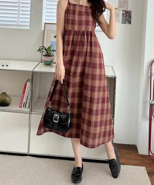 umune(ウムネ)の「キャミワンピース チェック柄 フレアシルエット ロング丈 マキシ丈 Aライン スクエアネック 体型カバー 総柄 リゾート インナー重ね着 レイヤード 春夏(ワンピース・レディース・レンガ/ネイビー・FREE)」の8枚目の写真