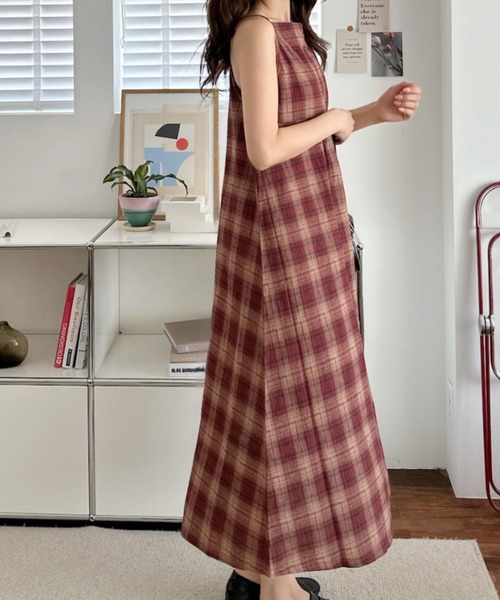 umune(ウムネ)の「キャミワンピース チェック柄 フレアシルエット ロング丈 マキシ丈 Aライン スクエアネック 体型カバー 総柄 リゾート インナー重ね着 レイヤード 春夏(ワンピース・レディース・レンガ/ネイビー・FREE)」の9枚目の写真