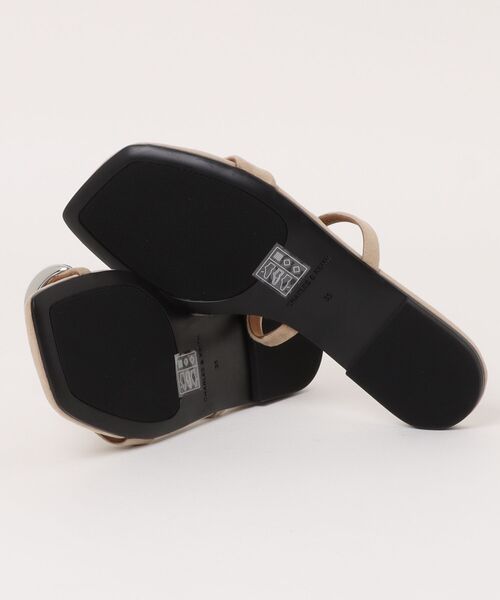 CHARLES & KEITH(チャールズ & キース)の「Raina レイナ トゥリング サンダル(サンダル・レディース・ブラック/ライトベージュ・22.5cm/23cm/23.5cm/24.5cm/25.5cm/25cm)」の12枚目の写真