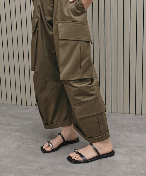 CHARLES & KEITH(チャールズ & キース)の「Raina レイナ トゥリング サンダル(サンダル・レディース・ブラック/ライトベージュ・22.5cm/23cm/23.5cm/24.5cm/25.5cm/25cm)」の2枚目の写真