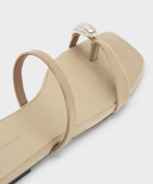 CHARLES & KEITH(チャールズ & キース)の「Raina レイナ トゥリング サンダル(サンダル・レディース・ブラック/ライトベージュ・22.5cm/23cm/23.5cm/24.5cm/25.5cm/25cm)」の14枚目の写真