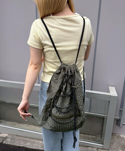 continuer de NICE CLAUP（コンティニューデナイスクラップ）の「【WEB限定】コードナップサック（バックパック/リュック・レディース・カーキ/ブラック/アイボリー/ライトグレー・FREE）」の22枚目の写真