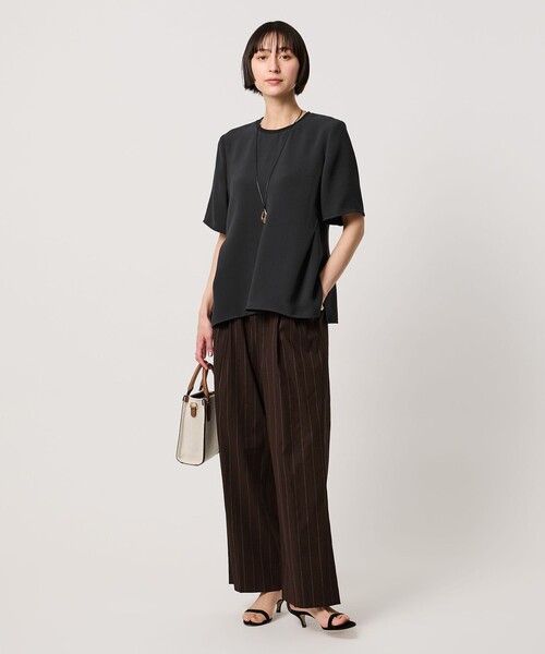 UNITED ARROWS(ユナイテッドアローズ)の「COMFY イレギュラー ヘム ブラウス ‐防汚 UVカット ウォッシャブル‐(シャツ/ブラウス・レディース・ブラック/オフホワイト/ダークグレー・FREE)」の13枚目の写真