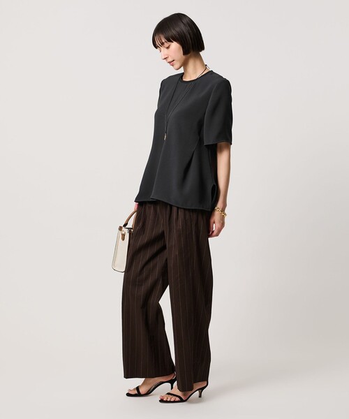 UNITED ARROWS(ユナイテッドアローズ)の「COMFY イレギュラー ヘム ブラウス ‐防汚 UVカット ウォッシャブル‐(シャツ/ブラウス・レディース・ブラック/オフホワイト/ダークグレー・FREE)」の14枚目の写真
