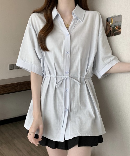 AMAJI(アマジ)の「シャツカラー 半袖 フロントボタン ウエストドローストリング ブラウス(シャツ/ブラウス・レディース・ホワイト/ライトブルー・MEDIUM/LARGE/X-LARGE)」の2枚目の写真