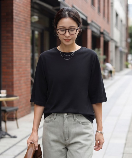 STYLE DELI(スタイルデリ)の「大人の上腕カバー首開きやわらかTシャツ(Tシャツ/カットソー・レディース・ブラック/ホワイト・FREE)」の2枚目の写真