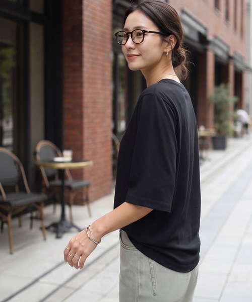 STYLE DELI(スタイルデリ)の「大人の上腕カバー首開きやわらかTシャツ(Tシャツ/カットソー・レディース・ブラック/ホワイト・FREE)」の4枚目の写真