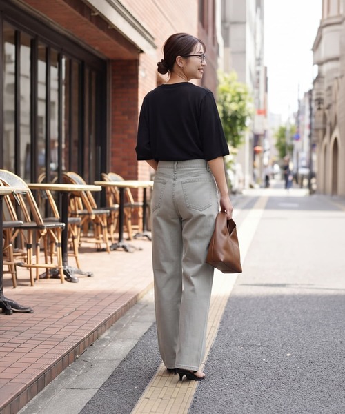 STYLE DELI(スタイルデリ)の「大人の上腕カバー首開きやわらかTシャツ(Tシャツ/カットソー・レディース・ブラック/ホワイト・FREE)」の6枚目の写真
