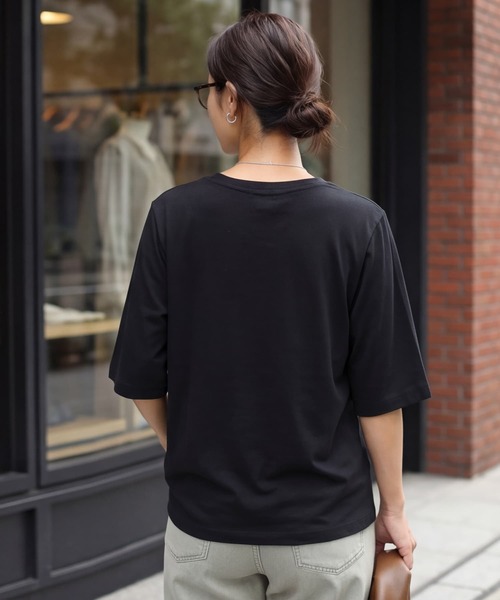 STYLE DELI(スタイルデリ)の「大人の上腕カバー首開きやわらかTシャツ(Tシャツ/カットソー・レディース・ブラック/ホワイト・FREE)」の7枚目の写真