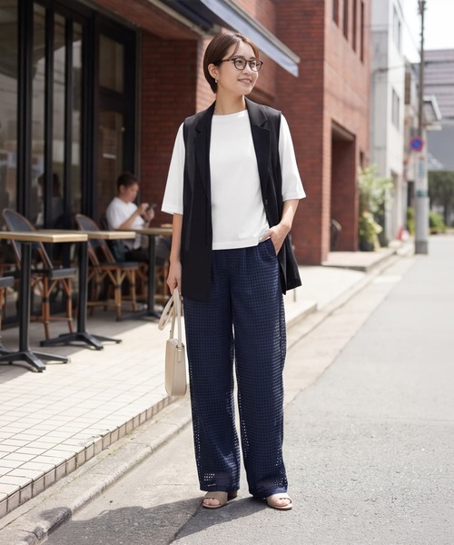 STYLE DELI(スタイルデリ)の「大人の上腕カバー首開きやわらかTシャツ(Tシャツ/カットソー・レディース・ブラック/ホワイト・FREE)」の8枚目の写真