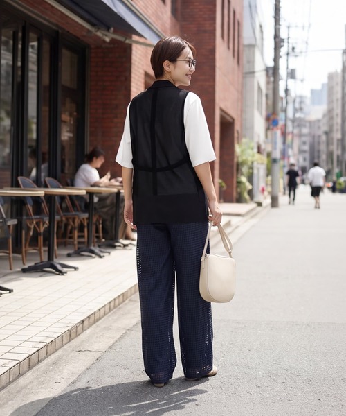 STYLE DELI(スタイルデリ)の「大人の上腕カバー首開きやわらかTシャツ(Tシャツ/カットソー・レディース・ブラック/ホワイト・FREE)」の9枚目の写真