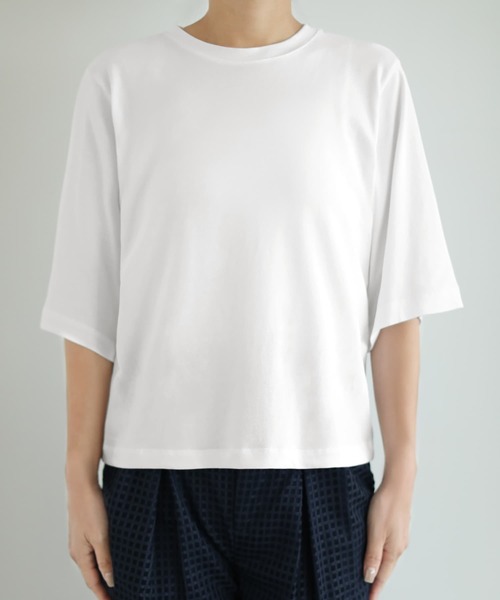 STYLE DELI(スタイルデリ)の「大人の上腕カバー首開きやわらかTシャツ(Tシャツ/カットソー・レディース・ブラック/ホワイト・FREE)」の11枚目の写真