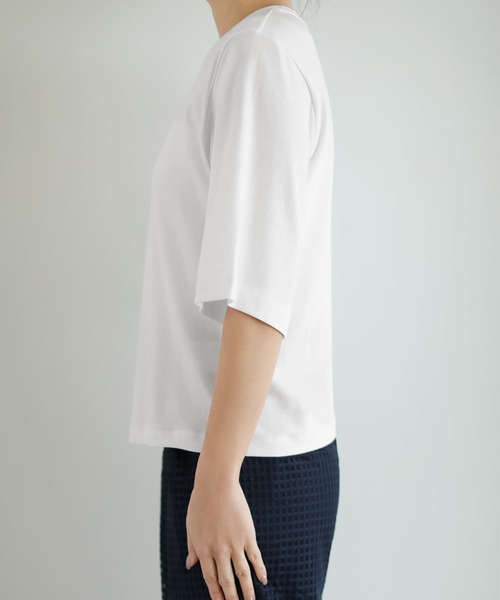 STYLE DELI(スタイルデリ)の「大人の上腕カバー首開きやわらかTシャツ(Tシャツ/カットソー・レディース・ブラック/ホワイト・FREE)」の12枚目の写真