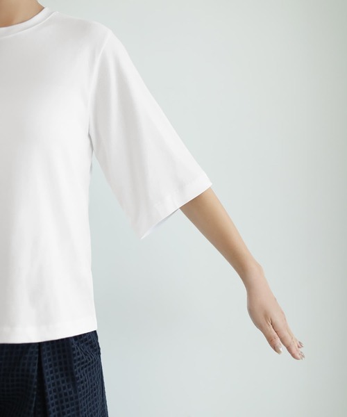 STYLE DELI(スタイルデリ)の「大人の上腕カバー首開きやわらかTシャツ(Tシャツ/カットソー・レディース・ブラック/ホワイト・FREE)」の15枚目の写真